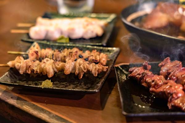 Yakitori de boeuf sauce coco-curry, pousses de soja croquantes à la coriandre