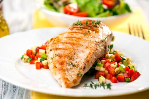 Suprême de poulet farci ,  poêlée de fruits et légumes d'automne