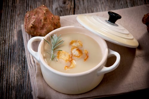 Crème de topinambours, magret fumé et chips de topinambours