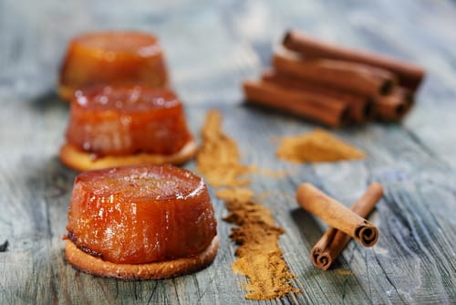 Tarte Tatin aux pommes et à la cannelle, coeur de fruits secs, caramel au beurre demi-sel