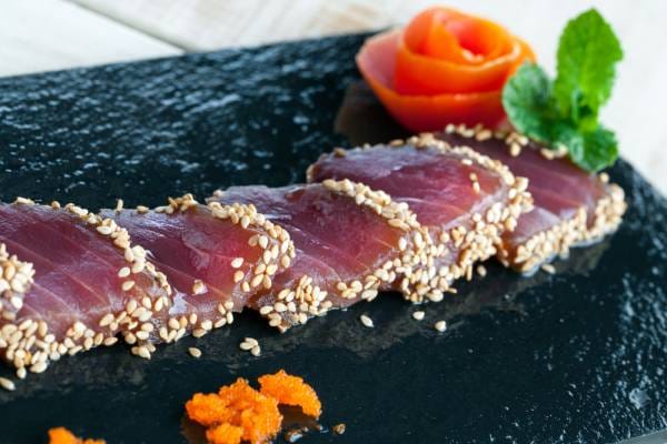 Tataki de bonite en salade, sauce piment Shichimi et des nouilles Somen 