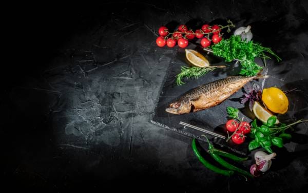 Maigre rôti, grappe de tomates cerises frit huile d'herbes