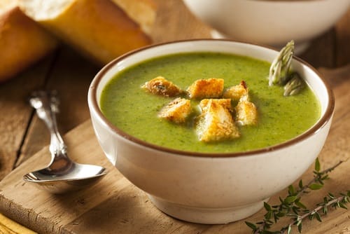 Crème d'asperges vertes, oeuf poché et échalotes 