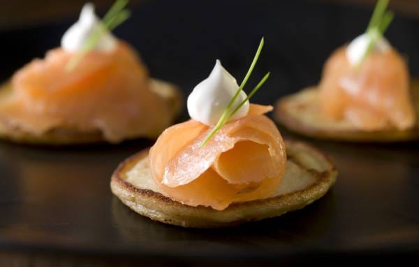 Blinis au thé vert, saumon fumé, crème au citron et topping d'herbes