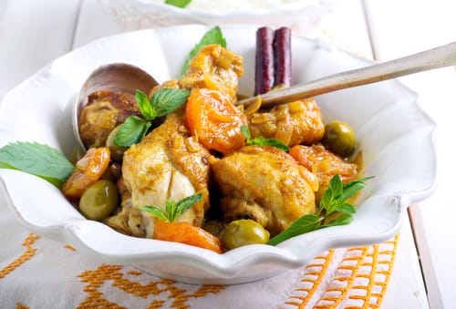 Sauté de poulet aux pistaches et à l'abricot,  houmous vert