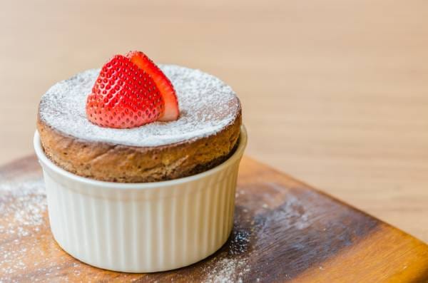 Soufflé aux fraises de Phalempin, jubilé de fruits rouges, glace vanille citron  