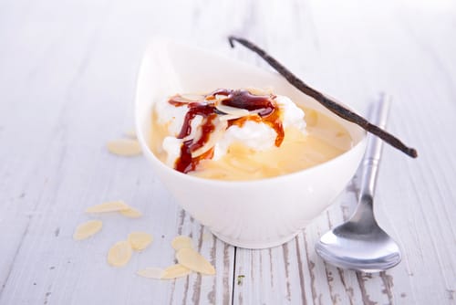 Oeufs à la neige coco, crème anglaise à la mangue