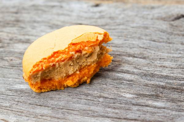 Macaron au sucre cuit au charbon végétal,  patate douce à la noix de coco