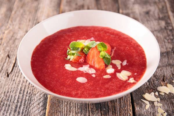 Soupe de fraises et rhubarbe à la verveine, crumble d'amarettis