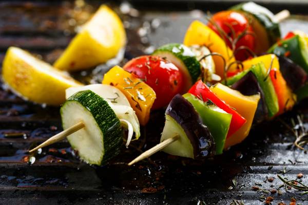 Brochettes de légumes marinés