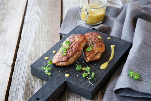 Filet de canette rôti au miel et vinaigre balsamique, purée au raifort