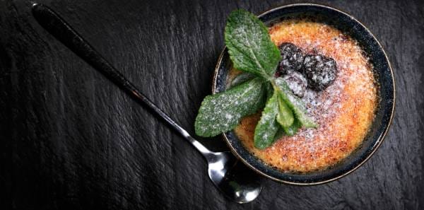 Crème brûlée au lait d'amande et au thé vert matcha