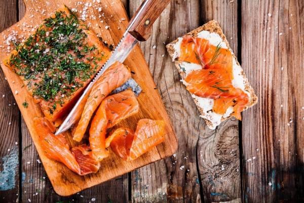 Pain Suédois et saumon fumé, crémeux Philadelphia aux parfums de citron vert et aneth, pousses de roquette