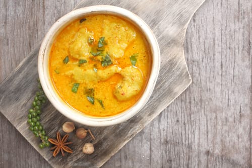 Curry d'agneau aux fruits, semoule de chou fleur à la mangue 