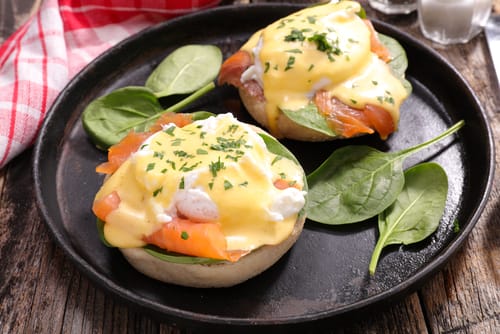 Oeuf cassé parfait, saumon gravlax, condiments pickles et mayonnaise maison