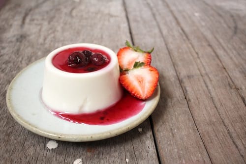 Panna cotta à la purée d'amandes blanches, coulis de fraises fraîches