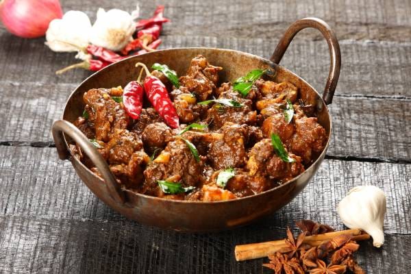 Curry d'agneau minute aux fruits, semoule à la mangue