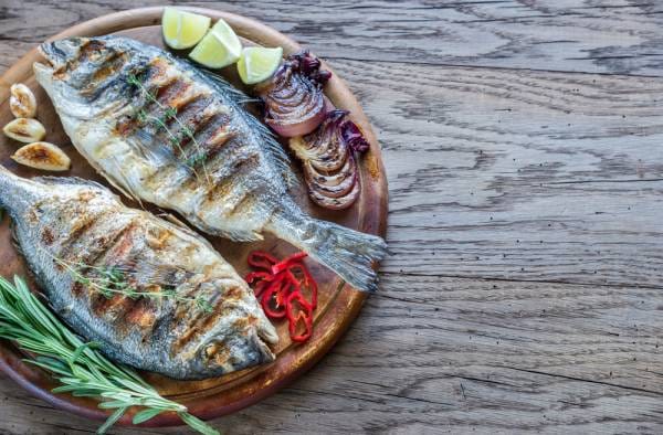 Daurade entière grillée aux épices, poivronade provençale
