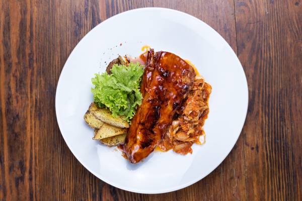 Carré de porc ibérique, en basse température, pommes de terre et sucrines snackées