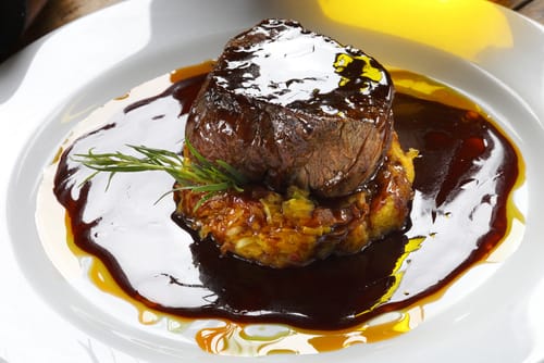 Filet mignon de porc laqué au miel de soja, polenta aux champignons