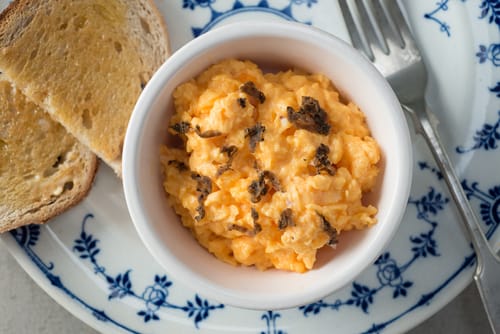 Verrine d'oeufs brouillés au siphon à l'huile de truffe, magret de canard fumé et crumble parmesan