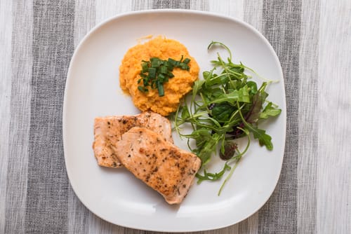 Saumon laqué au miel d’orange et baies roses, purée de patates douces au gingembre frais