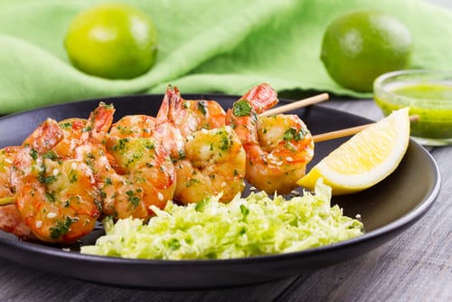 Gambas au sésame, mangue, estragon et passion