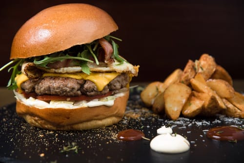Burger au cheddar, potatoes au mélange cajun