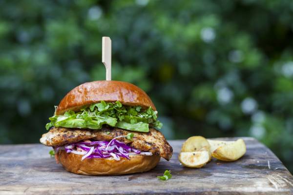Burger de volaille, sauce crémeuse à l'avocat 