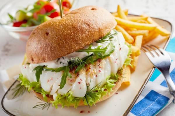 Burger de colin d'Alaska, sauce moutarde-érable et pommes de terre grenaille