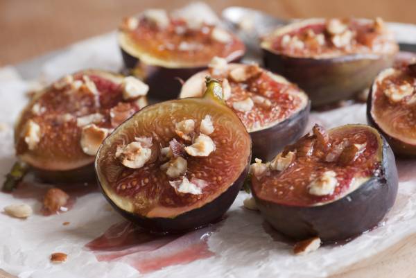Figues rôties au miel et vinaigre balsamique, copeaux de jambon cru et chèvre gratiné
