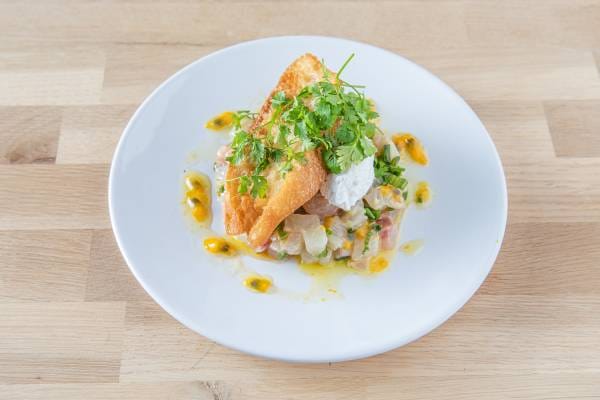 Tartare de daurade au fruit de la passion, crème au poivre de timut