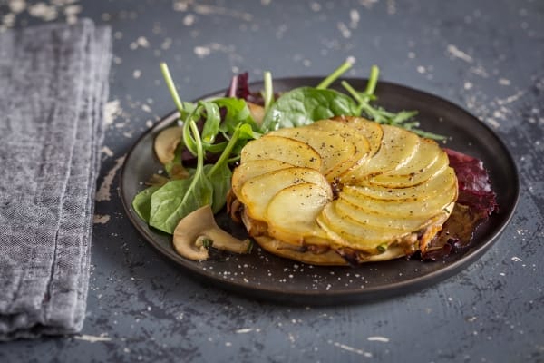 Tarte fine aux champignons, rosace de pommes de terre et mesclun