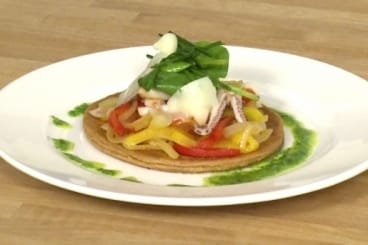 Tarte fine aux poivrons "compotés", calamars sautés au piment d'Espelette et Ossau-Iraty, salade d'herbes à l'huile de persil