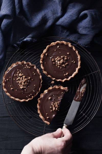 Tartelette au chocolat soufflée et dorée  