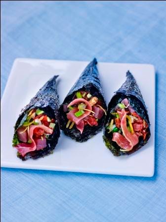 Temaki de tartare de thon au jambon cru et aux tomates confites