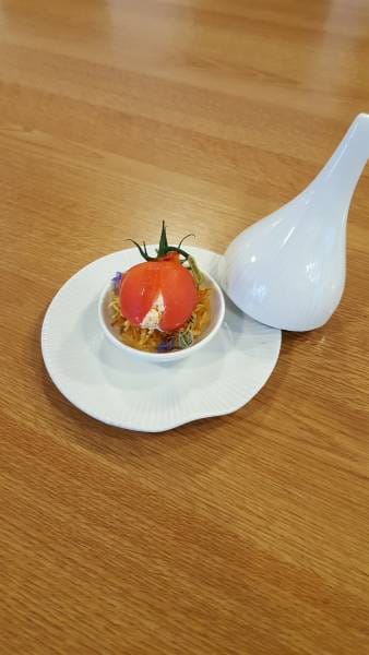 Tomate surprise sur lit de pommes pailles