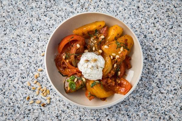 Tartare de tomates multicolores et pignons de pins grillés, émulsion au chèvre