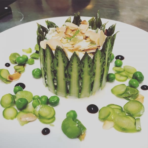 Charlotte d'asperges vertes, ricotta et amandes, vierge de légumes