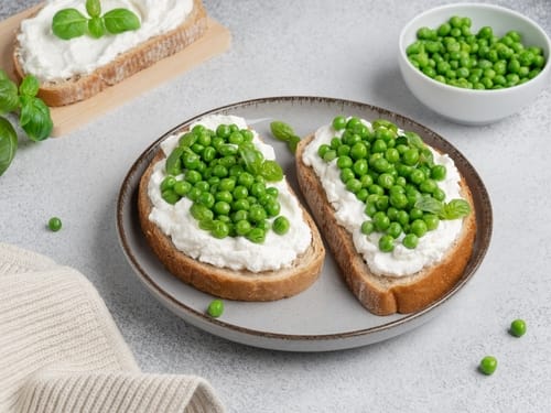 Crostini de petits pois à la menthe et féta