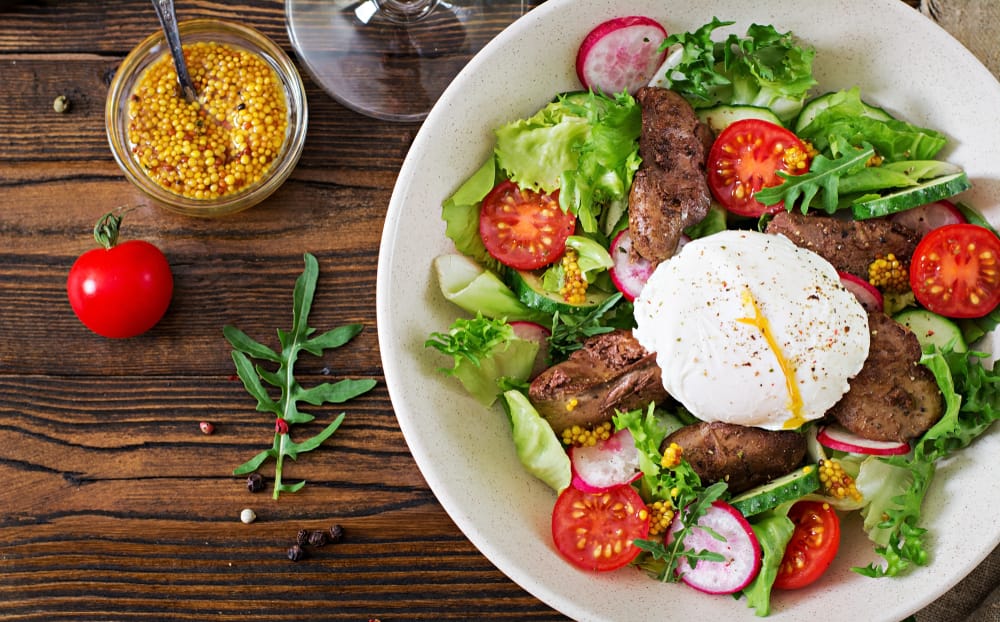 Salade tiède de chou rouge, patate douce et œuf poché