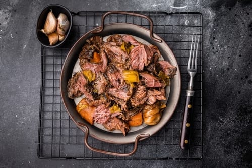 Joue de bœuf braisée au cidre et aux pommes 