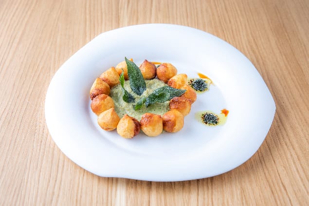 Gnocchis de pommes de terre, coulis de fenouil et feuilles de sauge frites