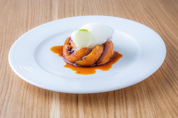 Pommes sautées au caramel, flambées, sorbet minute