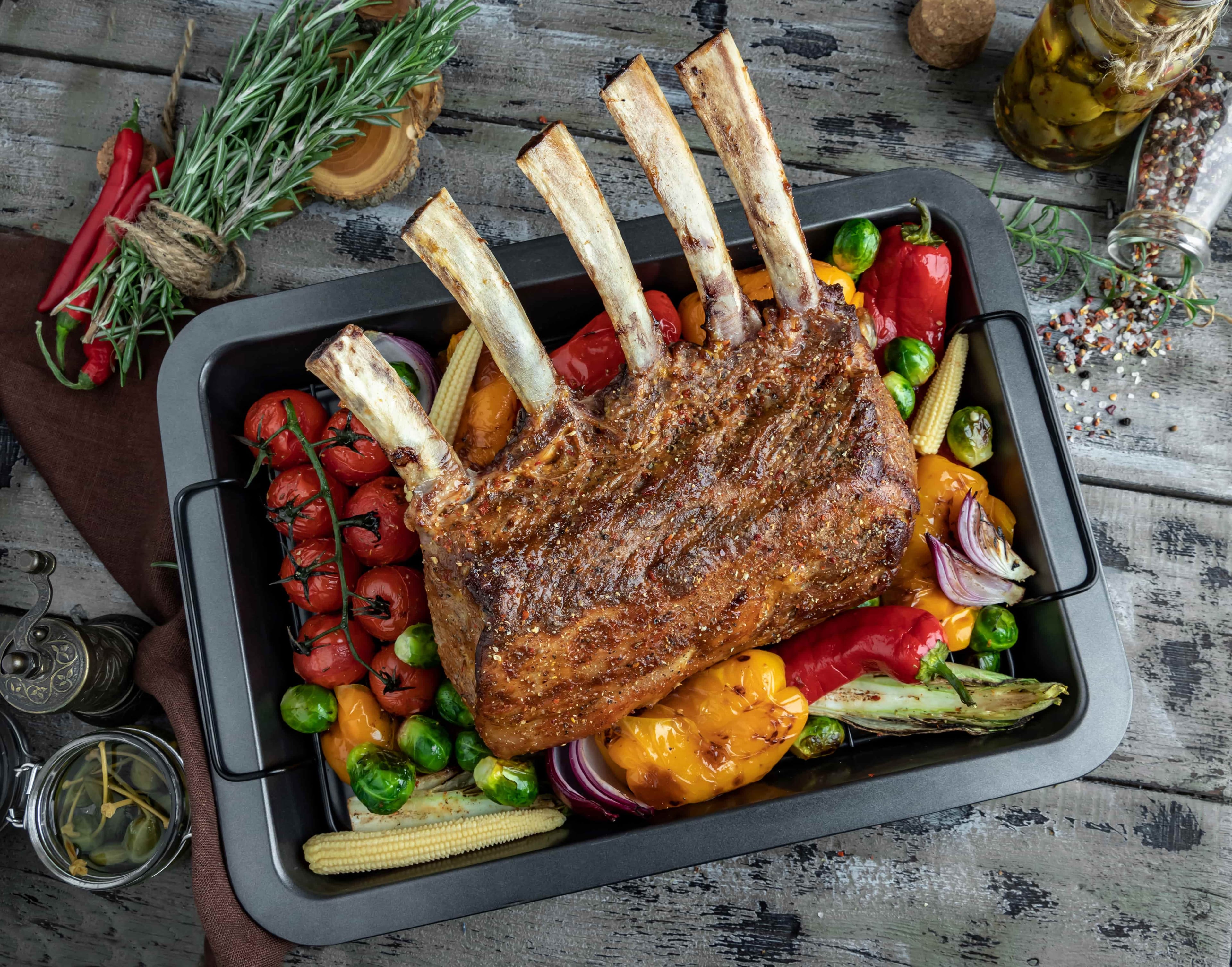 Carré d'agneau rôti à la fleur de sel de pamplemousse de Floride, légumes croquants au miel de thym