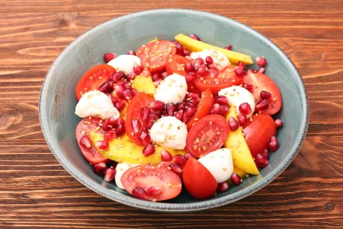 Recette Salade tomates, mozza, fraises et vinaigrette à la grenade