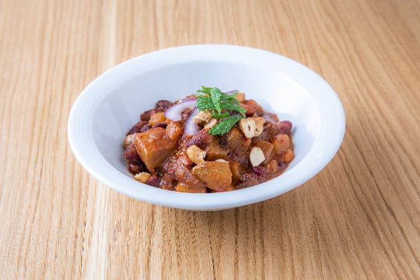 Rougail de tempeh et tofu fumé accompagné de haricots rouges à la créole