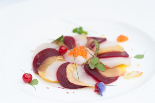 Recette Carpaccio de Saint-Jacques mariné au jus de betterave, brunoise de betterave, passion et pamplemousse