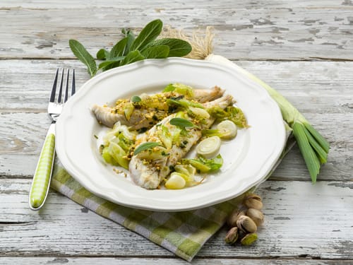 Aile de raie rôtie, poireaux vinaigrette et sauce gribiche au curry breton