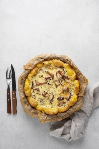 Tarte salée, pommes au Piment d'Espelette, pignons torréfiés et ossau-iraty